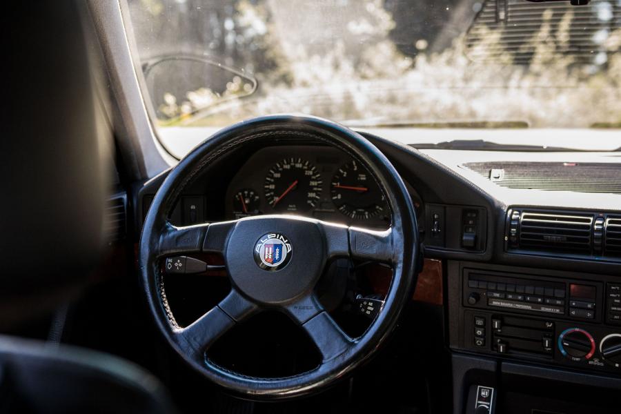 Панель приборов Alpina B10 Bi-Turbo (E34) 1989 года  (фото 5 из 25)